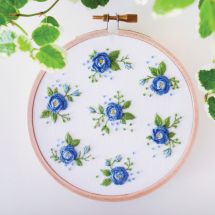 Kit de broderie sur tambour - Tamar Nahir Yanai - Fleurs bleues