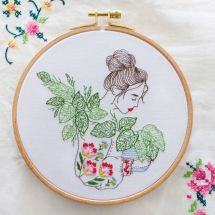 Kit de broderie sur tambour - Tamar Nahir Yanai - Femme aux plantes